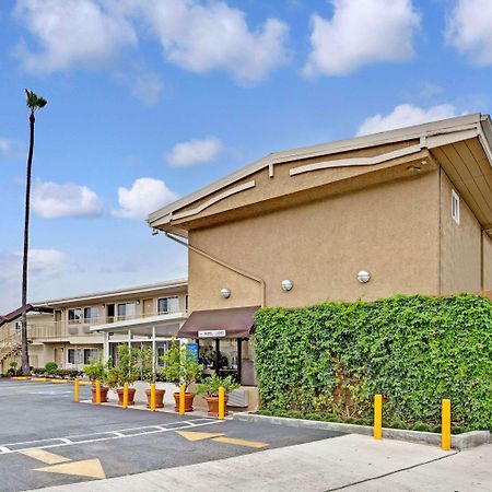 Super 8 By Wyndham Los Angeles-Culver City Area Extérieur photo