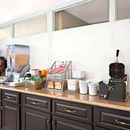 Super 8 By Wyndham Los Angeles-Culver City Area Extérieur photo