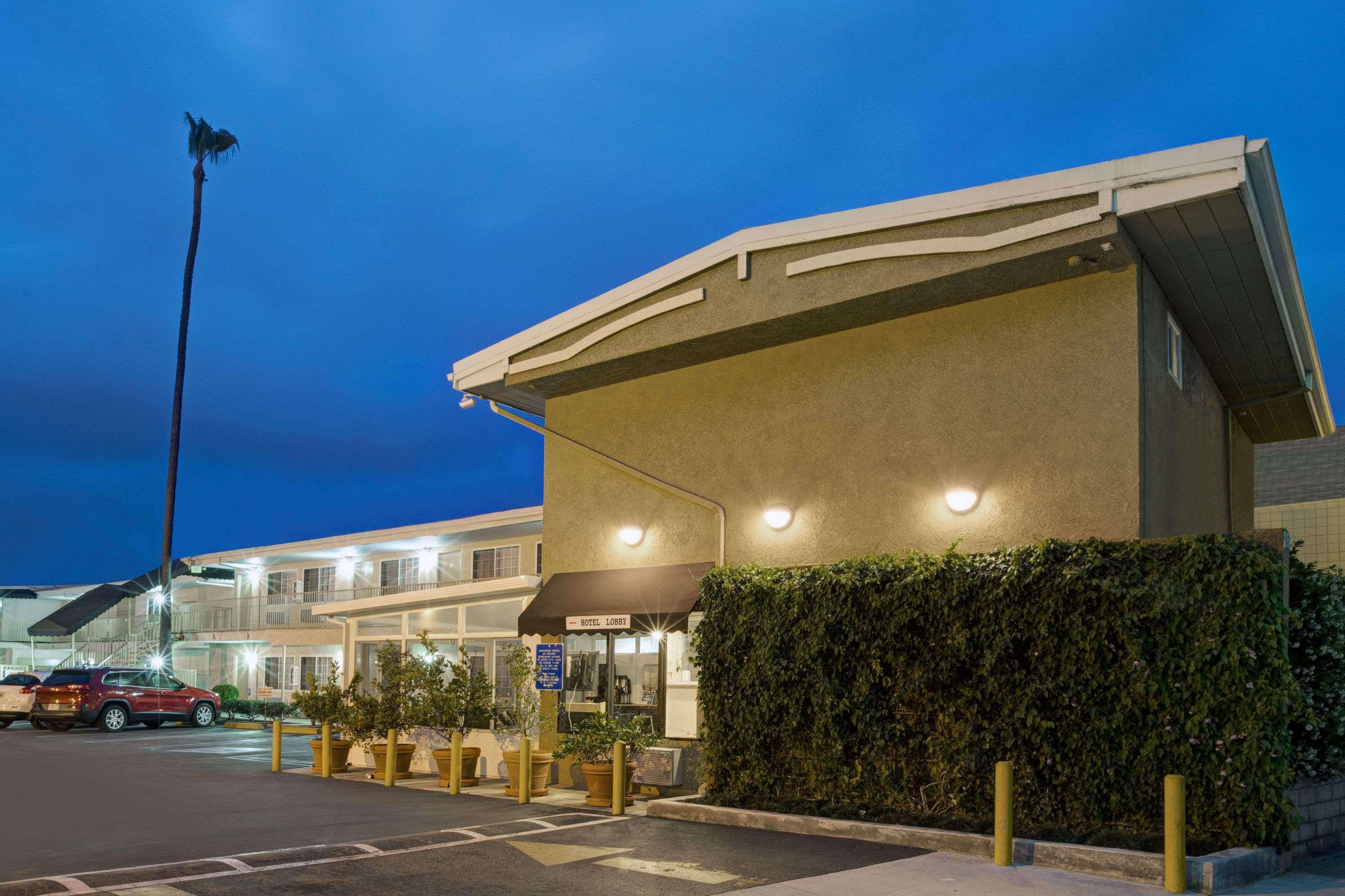 Super 8 By Wyndham Los Angeles-Culver City Area Extérieur photo