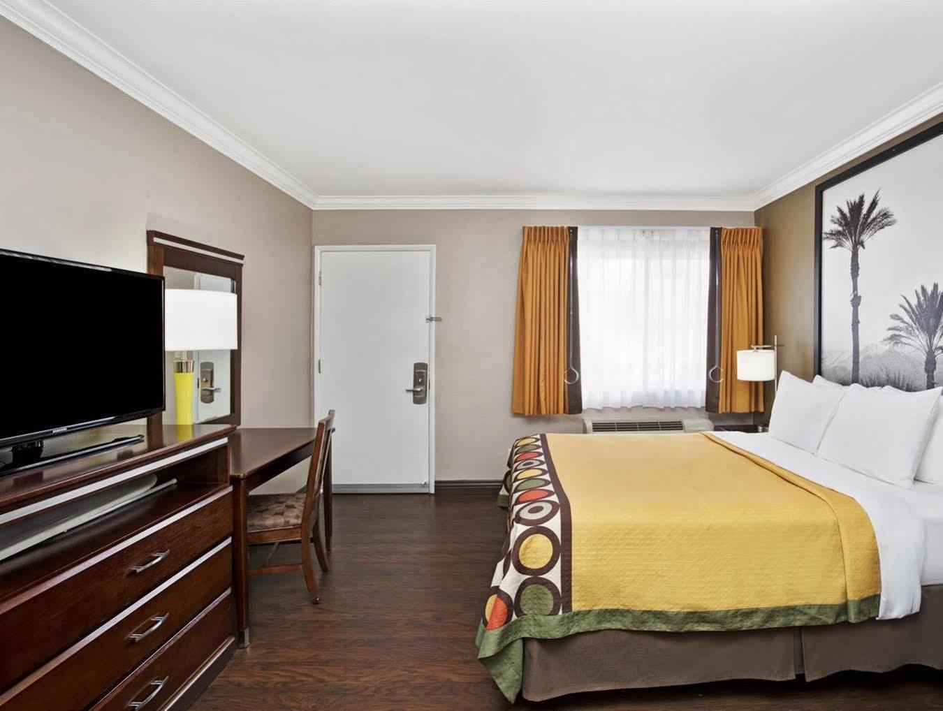 Super 8 By Wyndham Los Angeles-Culver City Area Extérieur photo