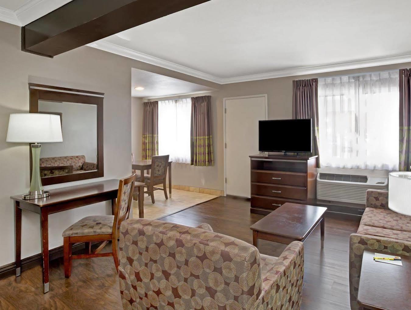 Super 8 By Wyndham Los Angeles-Culver City Area Extérieur photo
